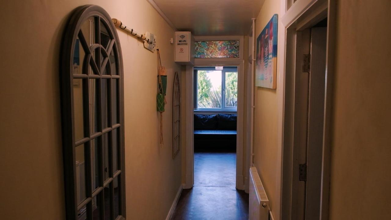 Commanders Cabin 'As Seen In Beyond Paradise' Лоо Екстер'єр фото